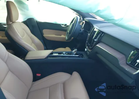 2024 Volvo Xc60 B5 Ultimate Dark Theme z USA, uszkodzony, nr VIN YV4L12RMXR1792108